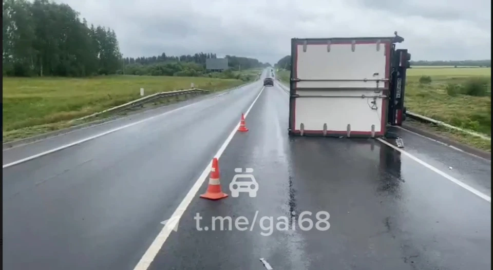 Фура перекрыла одну из полос
