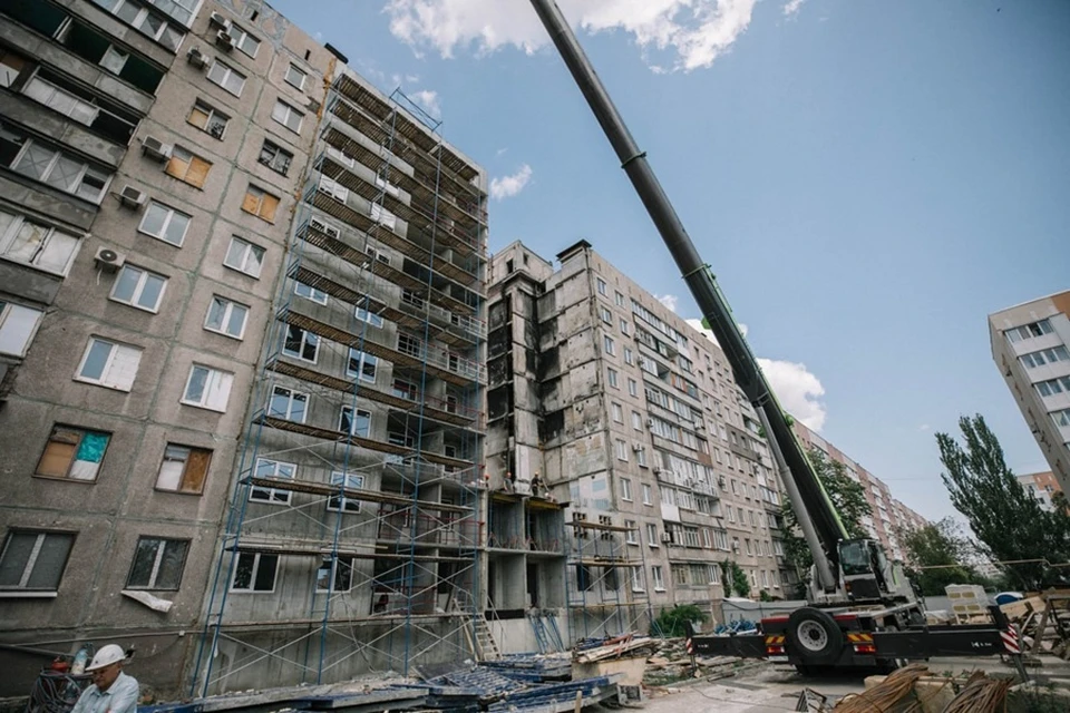 Петербург ремонтирует два многоквартирных дома по проспекту Ленина в Мариуполе. Фото: ТГ/Кольцов