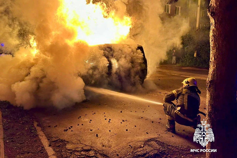 Пожарный тушит горящий автомобиль. Фото: ГУ МЧС по Тверской области