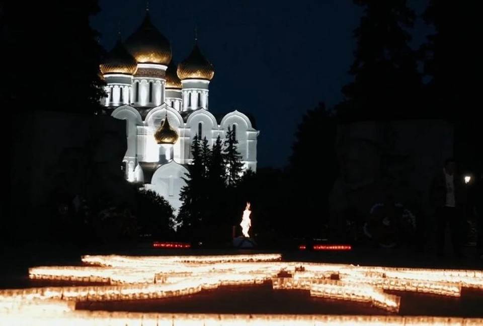 Более 2,5 тысяч свечей зажгли ярославцы у мемориала "Вечный огонь".