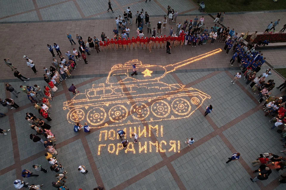 Участники сделали инсталляцию на проспекте 100-летия Владивостока. Фото: Евгения Кубко.