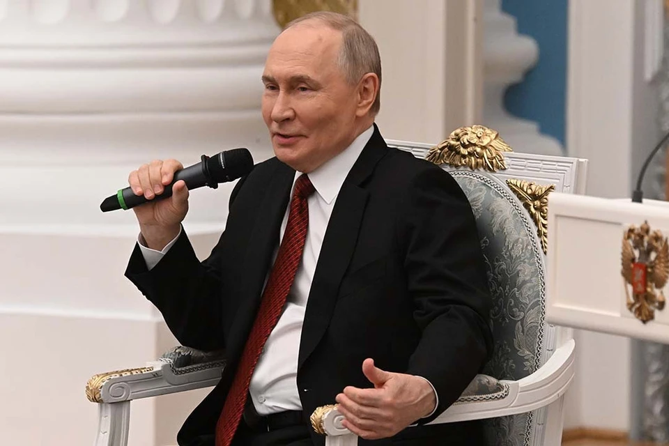 Владимир Путин осмотрел залы культурного учреждения.