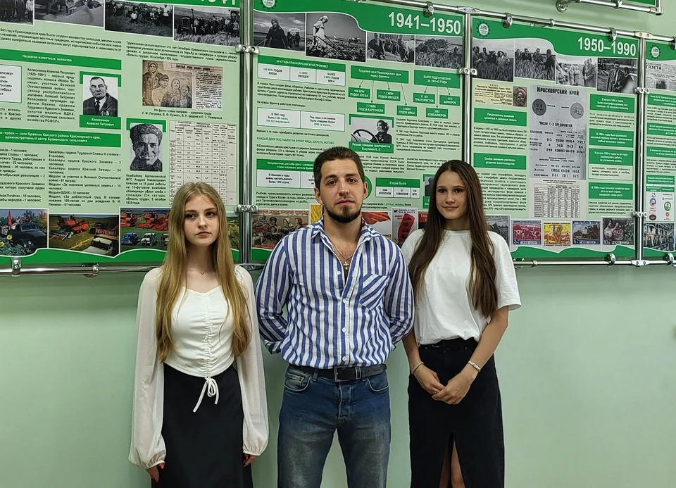 Преподаватель истории Александр Васильев и студентки Марьяна Клевакина и Елизавета Баль. Фото - Светлана Юдина