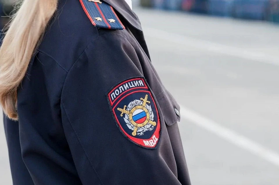 Полиция сейчас выясняет обстоятельства произошедшего и ищет преступника.
