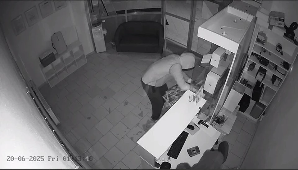 Воришки разгромили магазин ночью 20 июня. Фото: скриншот с видео