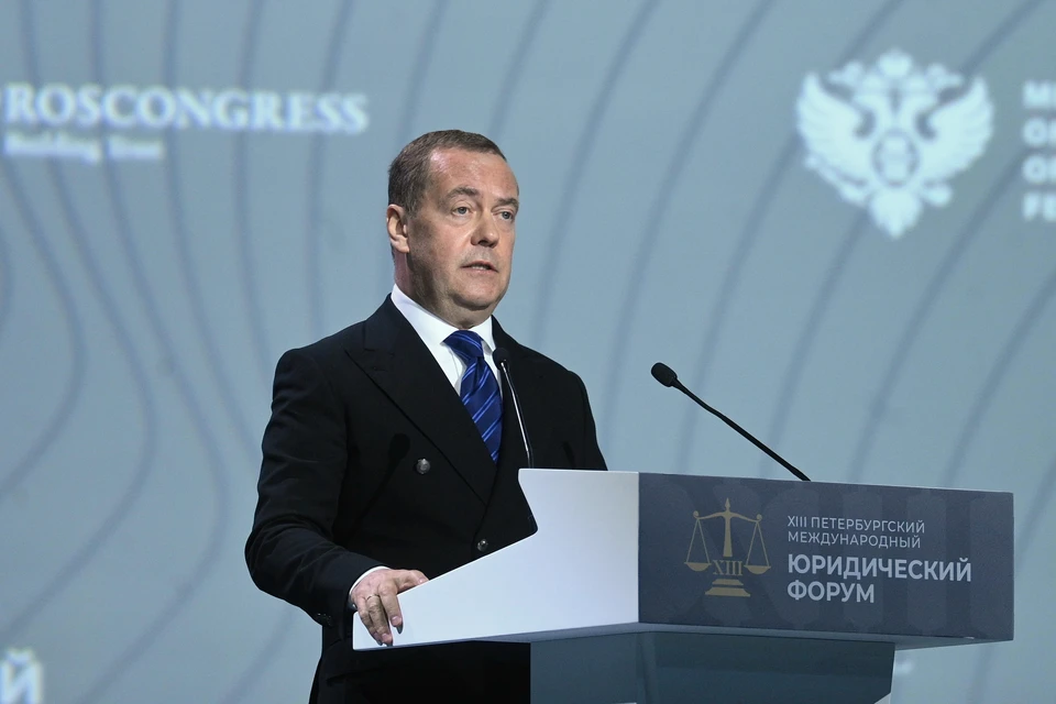 Медведев: Евросоюз представляет для России не меньшую угрозу, чем НАТО