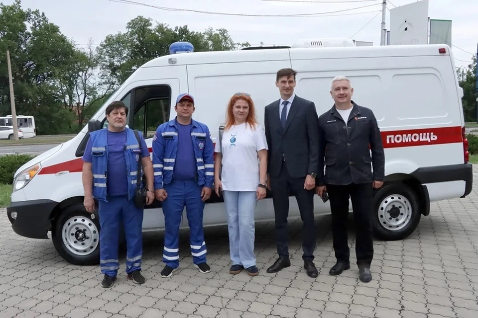 Центру экстренной медпомощи ДНР передали новый автомобиль из Ульяновска. Фото: Правительство ДНР