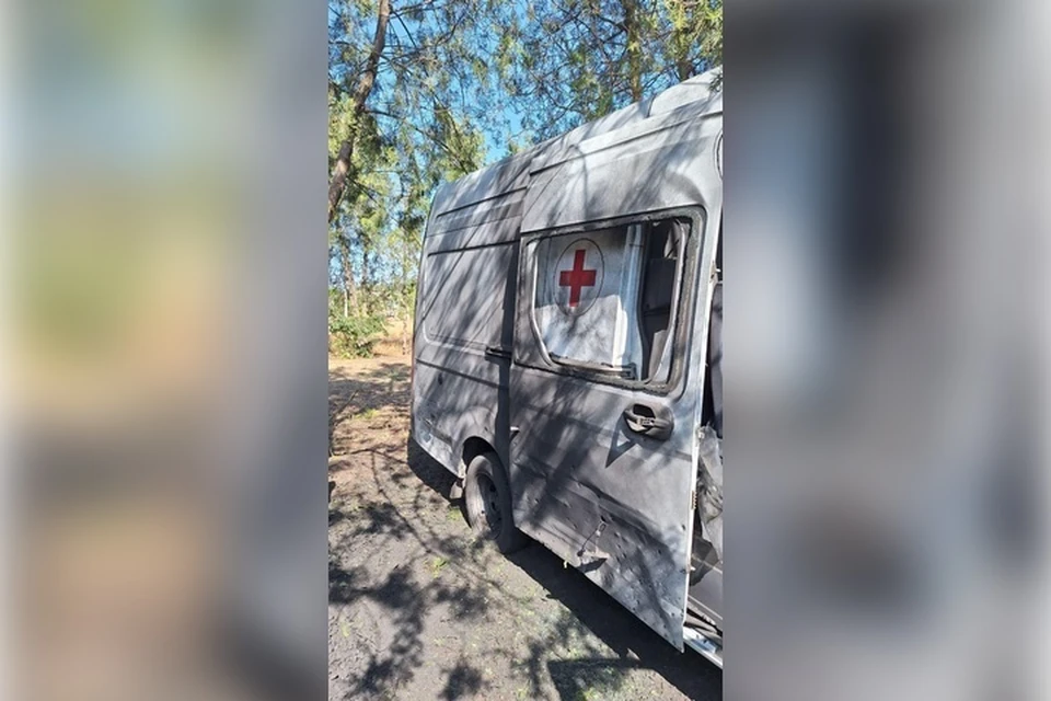 Экипажи "скорой помощи" у Горностаевской ЦРБ пострадали при атаке дронов ВСУ. Фото: администрация Горностаевского округа
