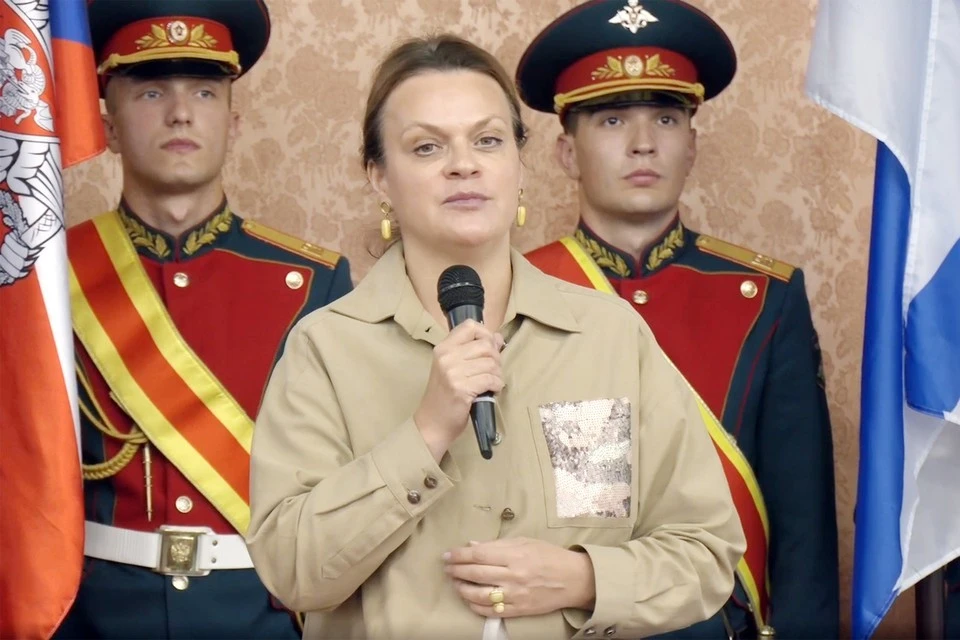 Анна Цивилева вручила ключи от квартир военнослужащим в Балашихе