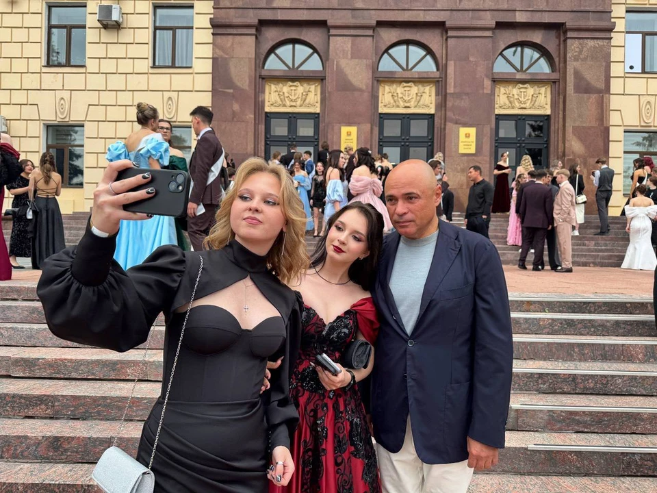 Выпускники стараются запечатлеть яркие мгновения июньского вечера и сфотографироваться с губернатором.