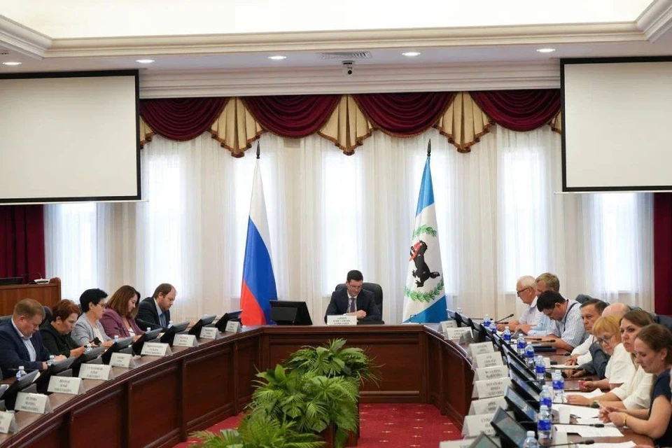 Трехсторонняя комиссия обеспечивает взаимодействие между работодателями, профсоюзами и правительством Иркутской области.