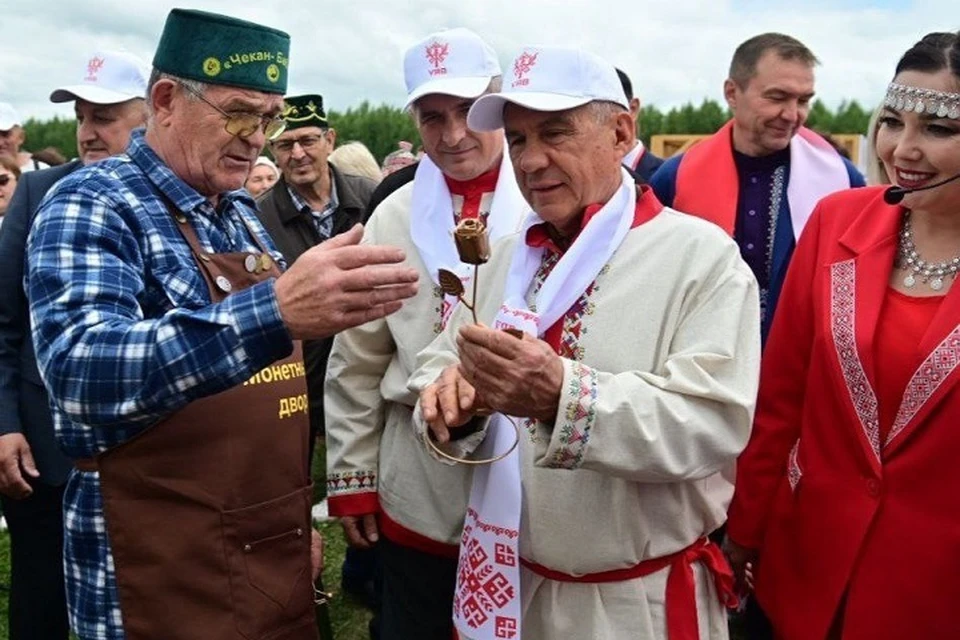 Как заявил раис Татарстана, дружно отмечать праздники культур, проживающих в республике народов, - это давняя и добрая традиция. Фото: t.me/rustamminnikhanov
