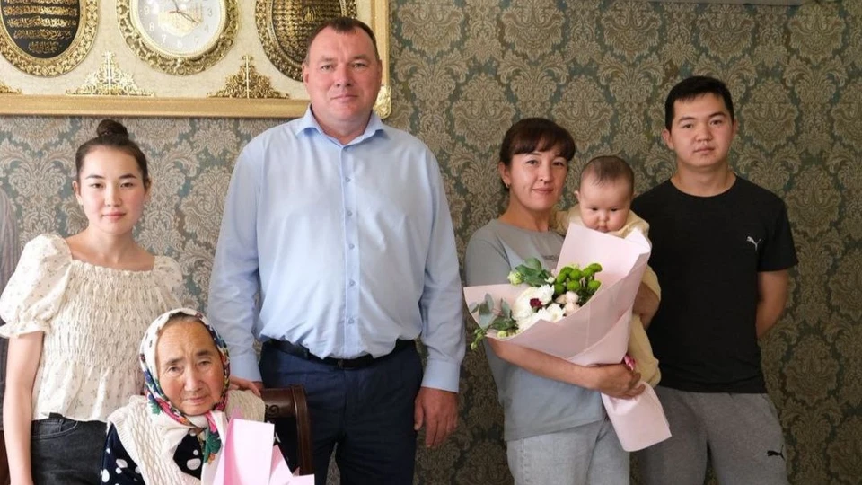 Во время визита глава района пообщался с близкими бойца