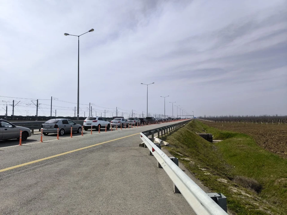 На подъездах к Крымскому мосту растет пробка.