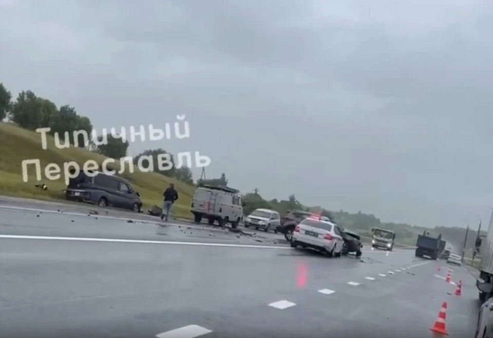 В ЯРославской области столкнулись три машины: один человек погиб, второй в больнице. ФОТО: группа "Типичный Ярославль" ВКонтакте