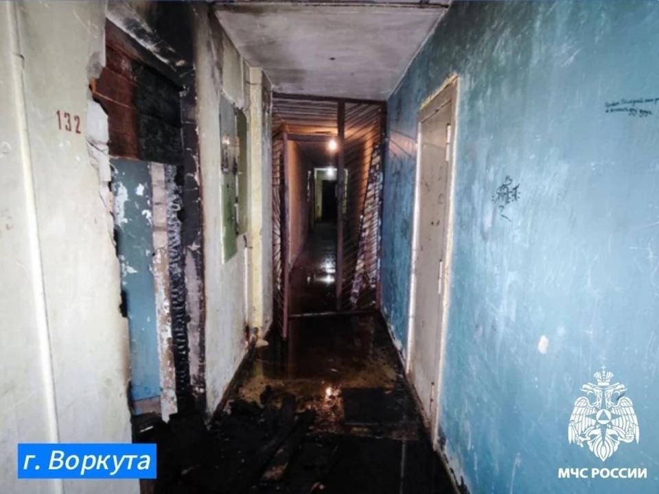 В Воркуте пожарные вытащили человека из горящей квартиры. Фото: МЧС по РБ.