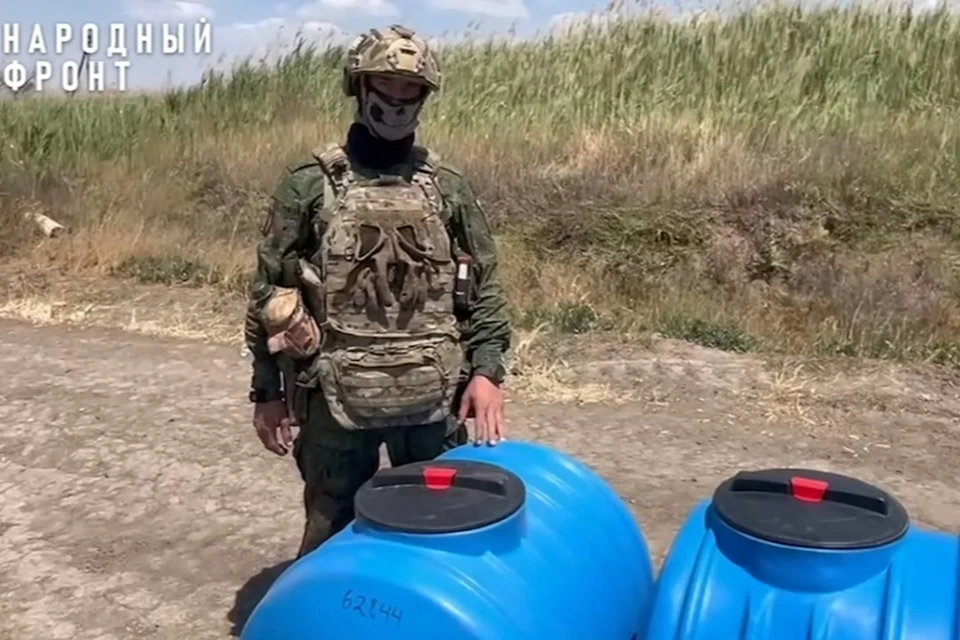 Емкости для воды получили солдаты на передке в Херсонской области. Фото: Народный фронт Херсонской области