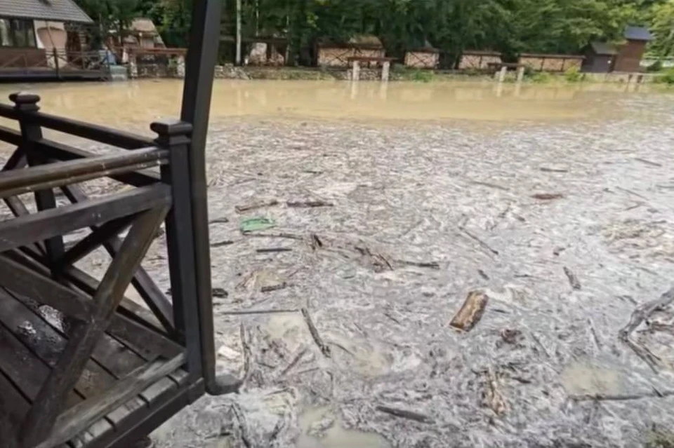 Потоки воды сносили все на своем пути Фото: кадр из видео