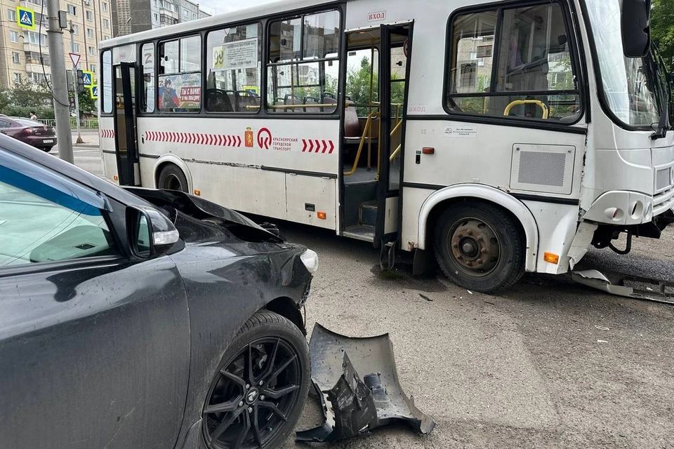 В Красноярске маршрутный автобус устроил массовую аварию. Фото: ГАИ