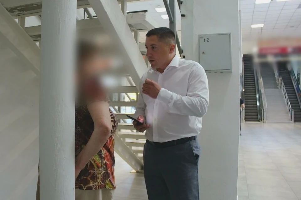 Жительницу Красноярска спасли от перевода денег аферисту. Стоп-кадр видео МВД