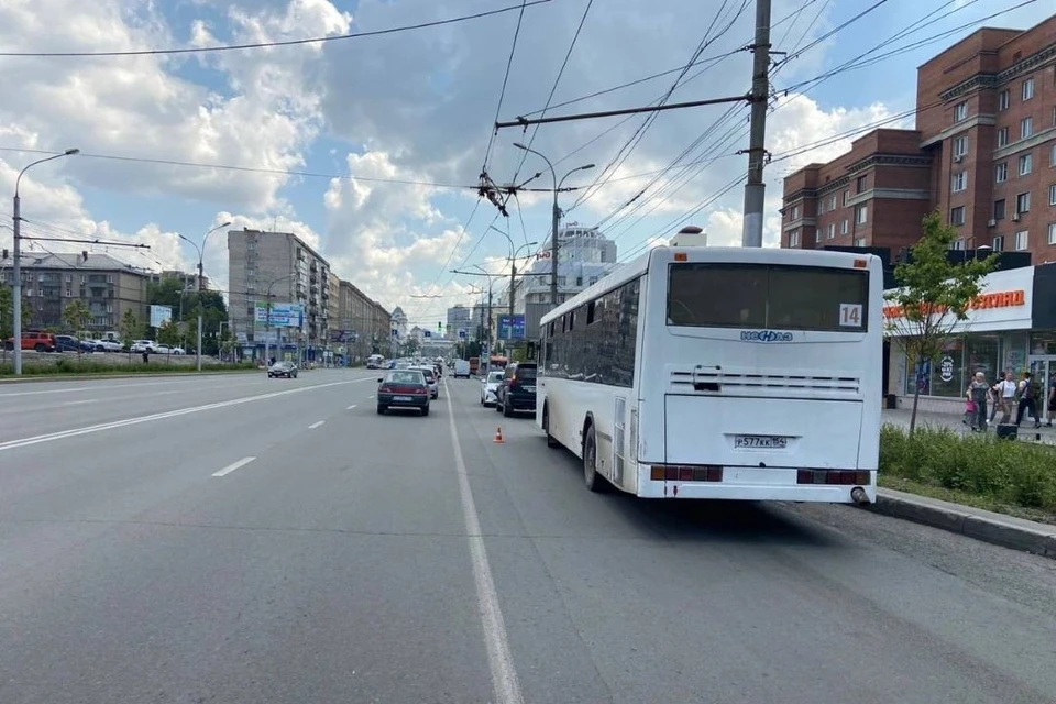 Мальчика увезли в больницу после аварии на Вокзальной магистрали. Фото: ГАИ по Новосибирской области.