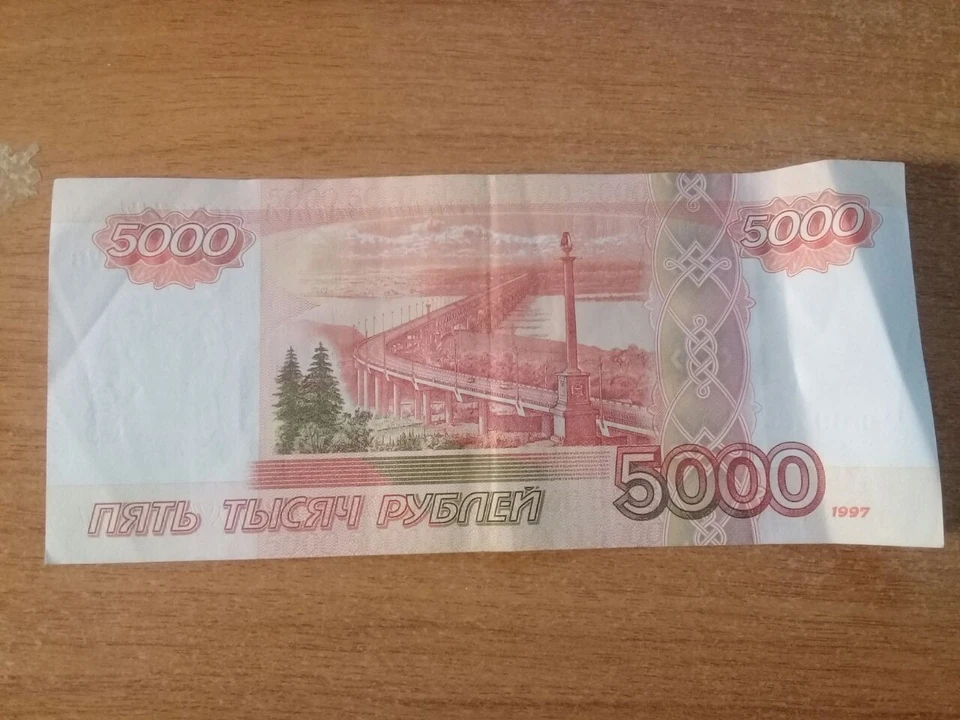 Преподаватель одного из техникумов в городе Лиски в сентябре 2022 года получил от студента через посредника взятку в десять тысяч рублей.