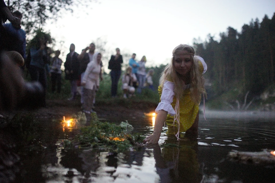 На праздник Ивана Купалы проводят красивые обряды.