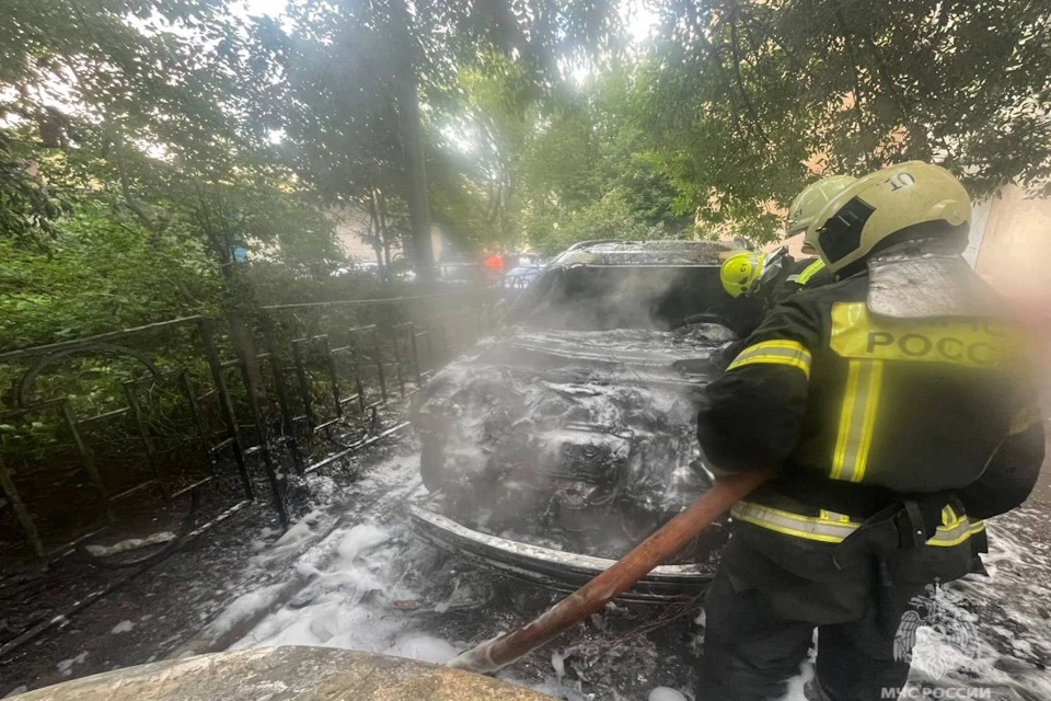 Две машины сгорели во дворе жилого дома в центре Москвы