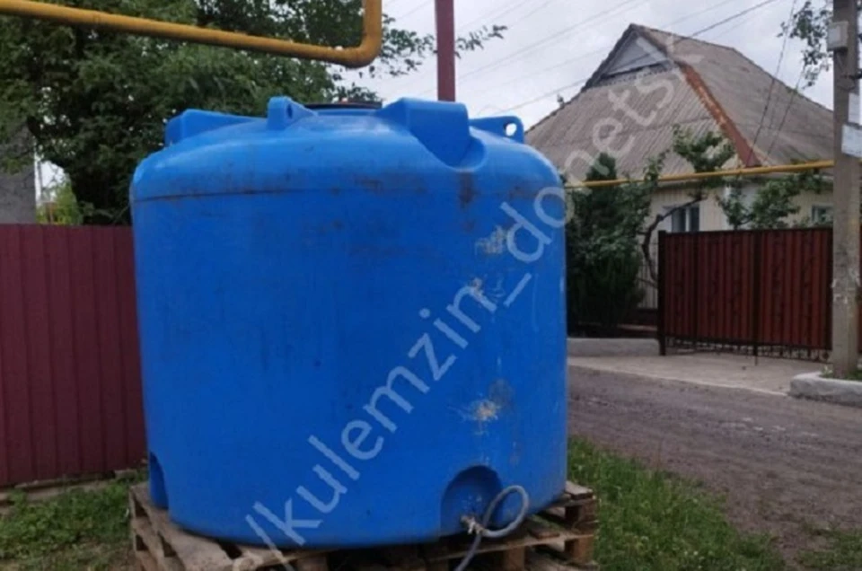Резервуары с водой были размещены в Кировском районе Донецка на улице Узловой и в поселке городского типа Старомихайловка. Фото: ТГ/Кулемзин