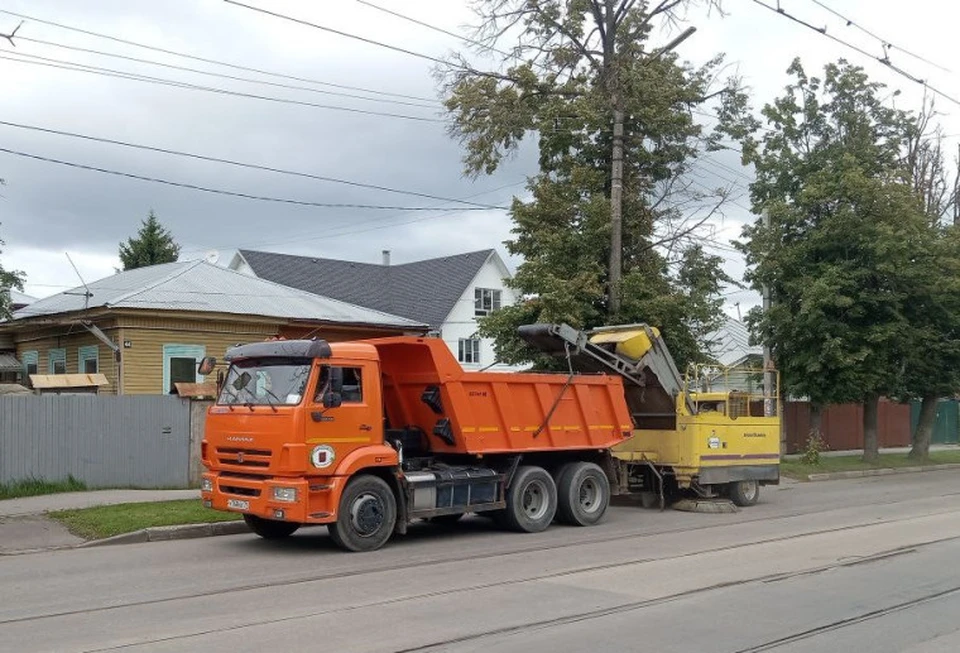 В Туле продолжаются работы по уборке улиц и тротуаров.