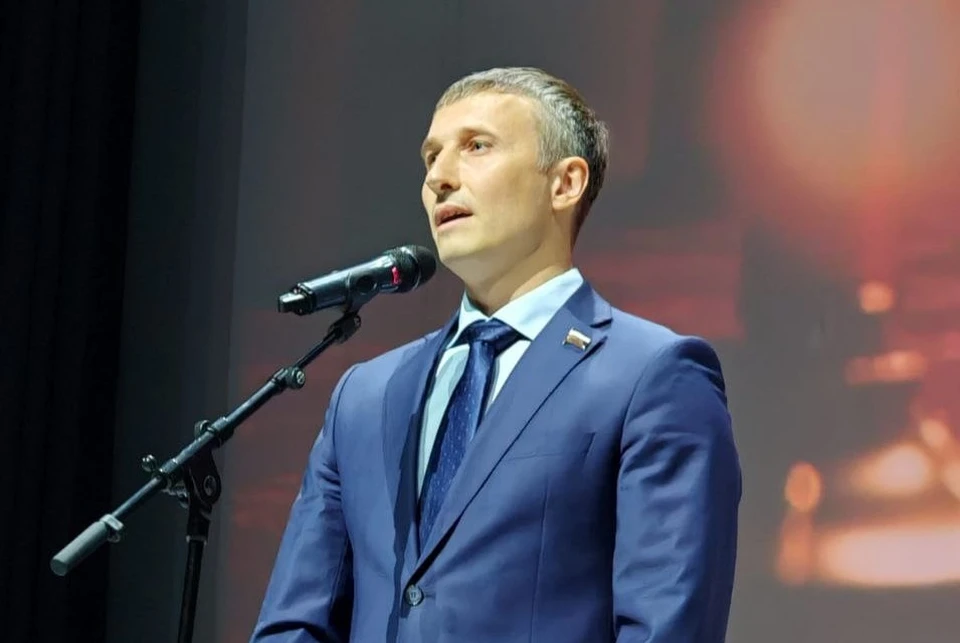 Александр Быковский лично поздравил выпускников с праздником. Фото: Предоставлено Оксаной Пресман