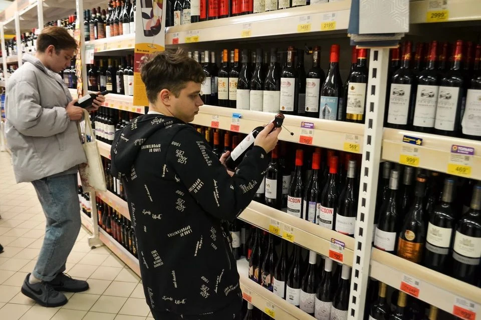 В России хотят запретить продажу алкоголя всем, кто младше 21 года: в ГД внесли законопроект