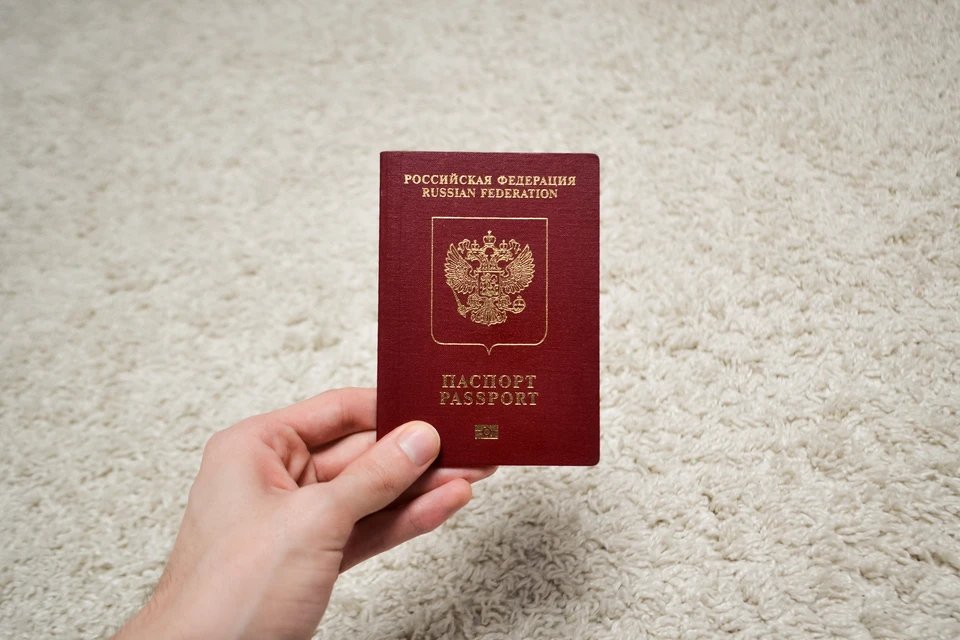 Суд пояснил, что граждане РФ не обязаны замечать мелкие ошибки в загранпаспорте