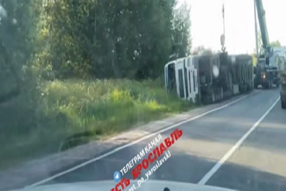 Фура опрокинулась у железнодорожного переезда. Фото: телеграм-канал Жесть Ярославль.