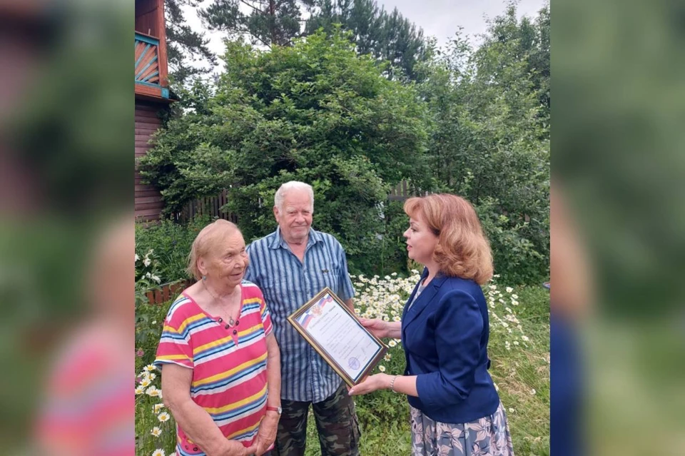 Супруги Шпанагель из Дивногорска отметили юбилей семейной жизни. Фото: краевое Агентство ЗАГС