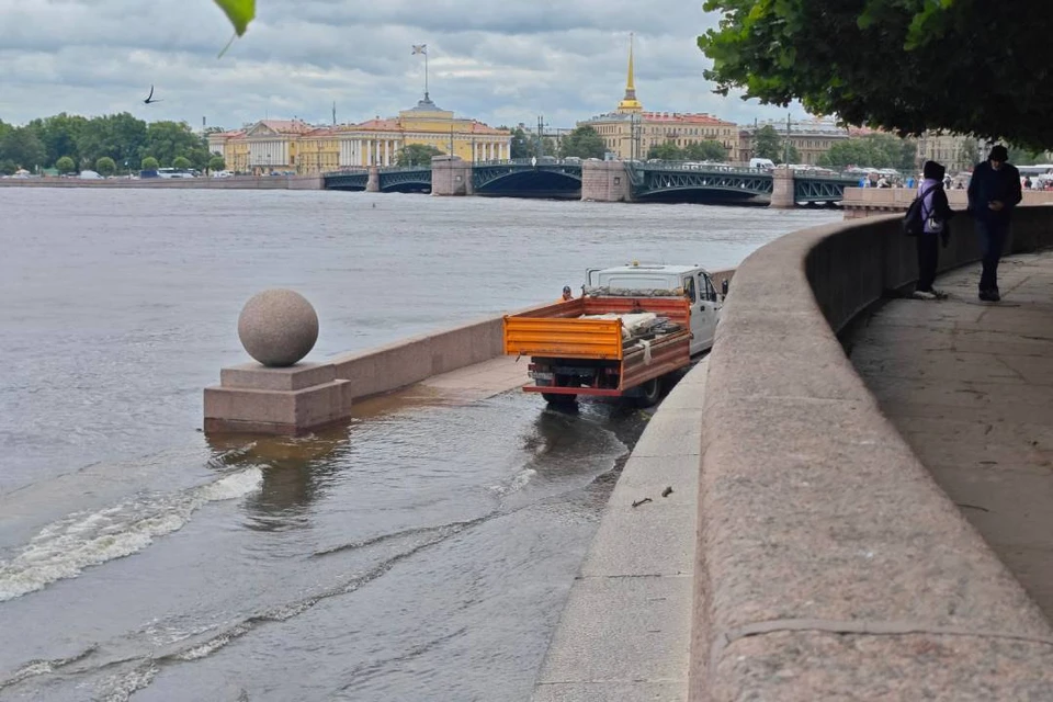 В центре Петербурга немного поднялся уровень воды в Неве, а вот Курортный район подтопило.