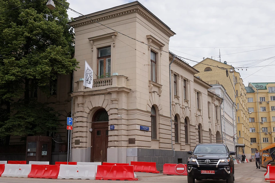 Над посольством Афганистана в Москве развивается флаг талибов