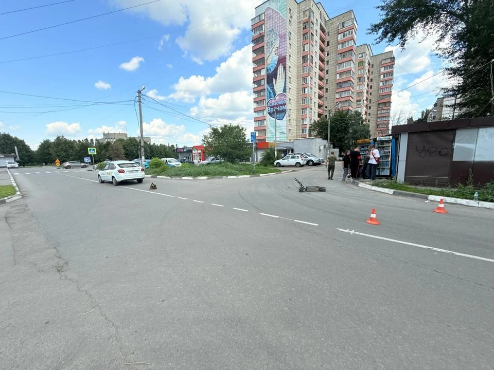 Водитель электросамоката не предоставил преимущество движущейся по главной дороге легковушке. Фото управления Госавтоинспекции по Липецкой области.