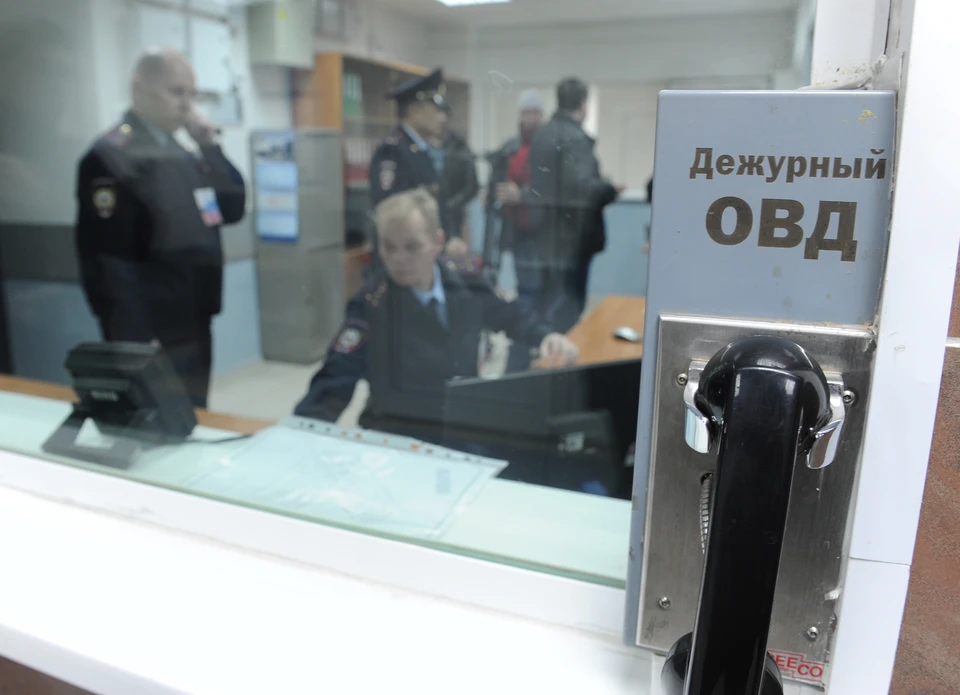 Сотрудники полиции расследуют дело о мошенничестве.