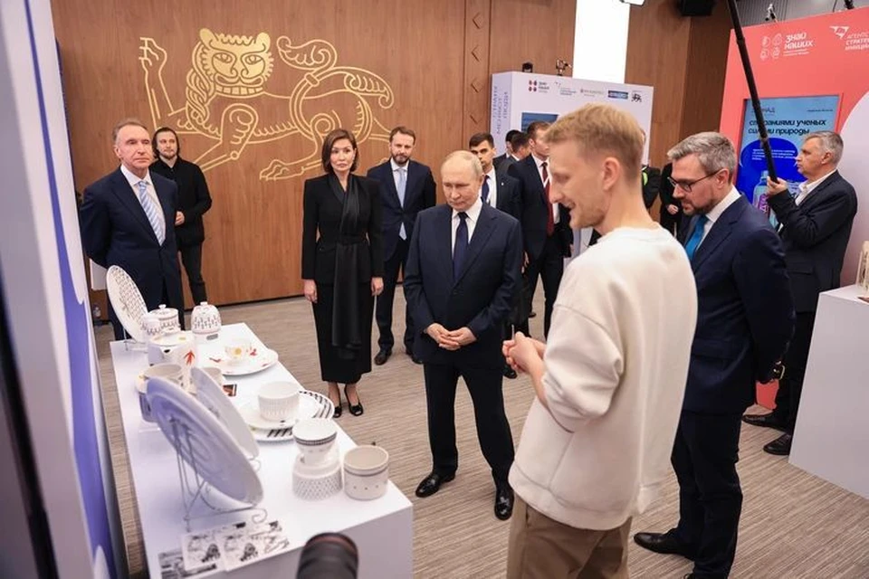 Продукцию бренда «Антихрупкость» Владимиру Путину представил сооснователь проекта Илья Орлов-Бунин. Фото: пресс-служба выставки «Знай наших»