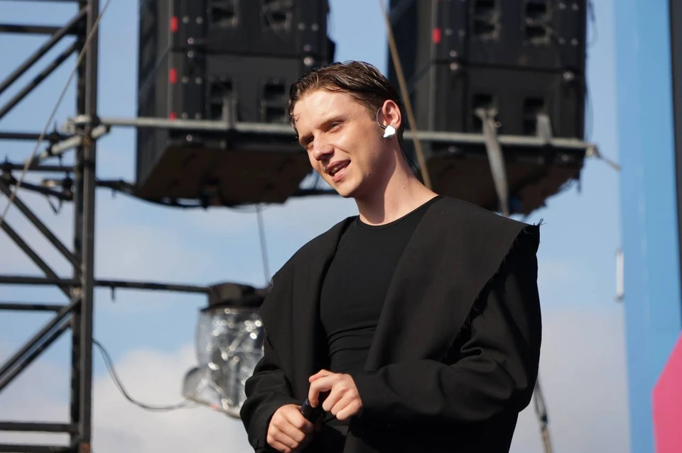 Анну Пересильд заметили на концерте Вани Дмитриенко на VK Fest.