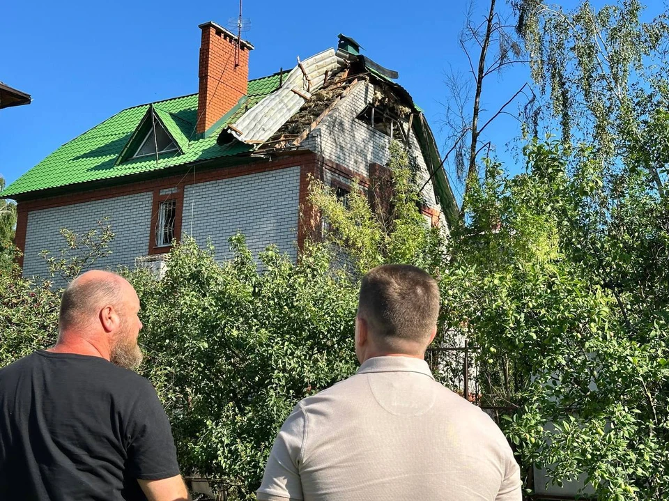 Обломки дрона повредили кровлю частного дома. Фото: телеграм-канал главы Липецка Романа Ченцова.