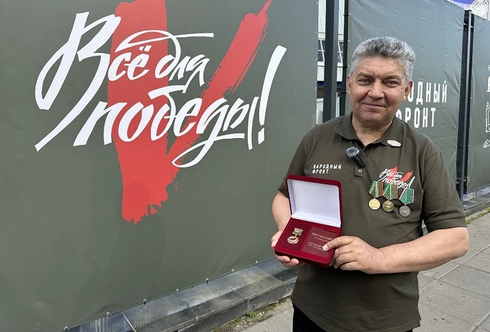 Ярославскому предпринимателю Равилу Камалову за помощь бойцам на СВО вручили нагрудный знак. ФОТО: ОНФ по Ярославской области
