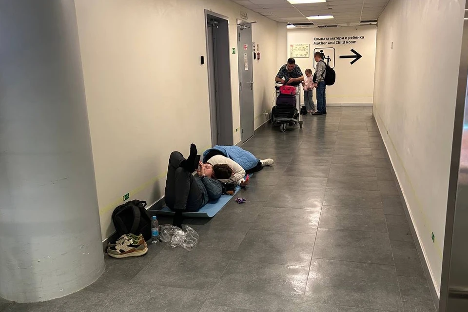 Уставшие пассажиры Пулково лежат на полу.