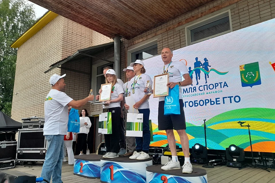 В рамках марафона прошли командные соревнования по волейболу и мини-футболу, семейные эстафеты, а также личные и командные зачеты по выполнению норм ГТО. Фото: правительство Кировской области