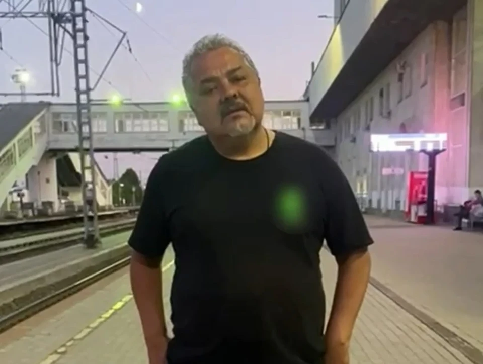 Хосе Мура поблагодарил транспортных полицейских. Фото: кадр видео Владимирского ЛО МВД России на транспорте