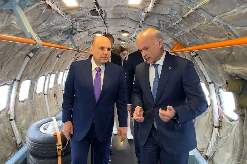 В Екатеринбурге Председателю Правительства Российской Федерации Михаилу Мишустину представили опытный образец обновленного Ил-114-300 Фото: t.me/government_rus