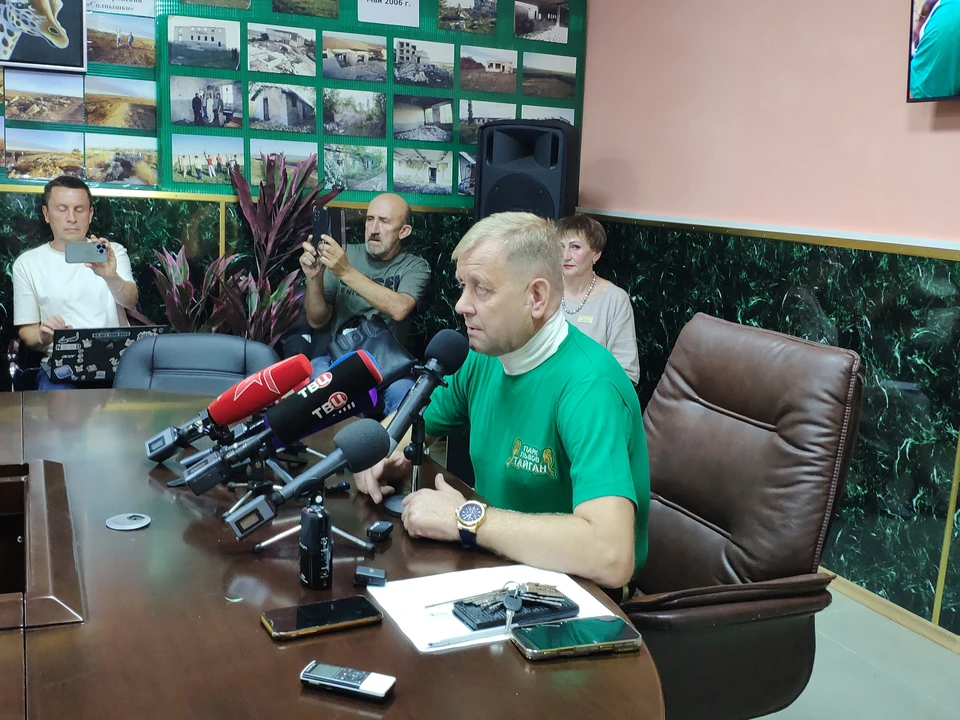 Зубков показал новорожденных львят на пресс-конференции в Крыму