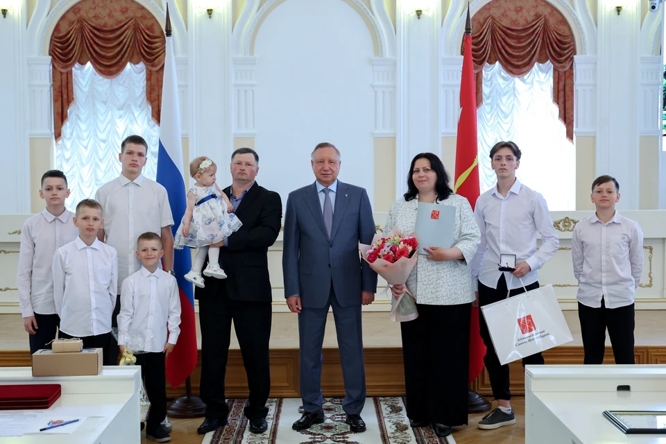 Многодетным семьям Петербурга вручили в Смольном ключи от микроавтобусов. Фото: gov.spb.ru