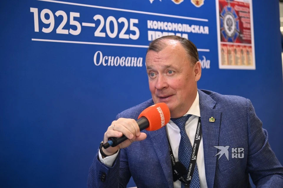 Мэр Екатеринбурга посетил студию радио "Комсомольская правда" на ИННОПРОМ -2025